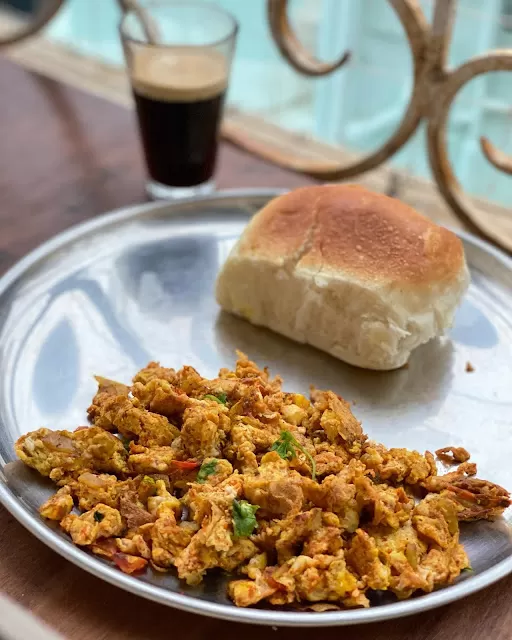 Came rain or shine, an anda bhurjee will never let you down. Mumbai food classics.