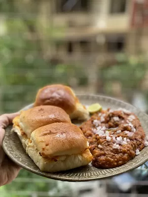 Mumbai lunch breaks & the song of pav bhaaji