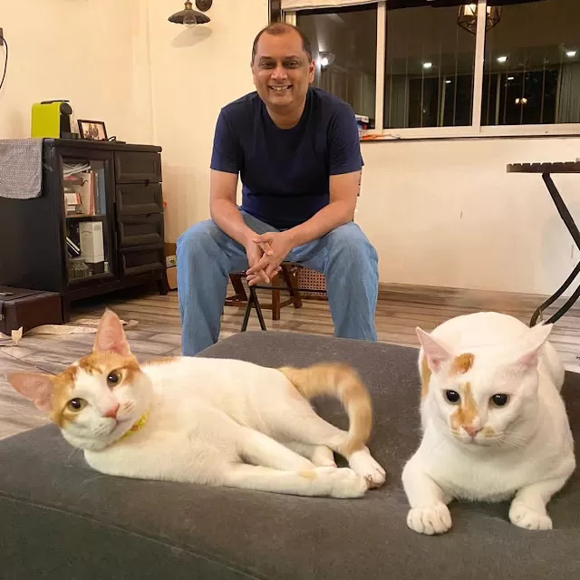 A food blogger, two cats and his coffee machine.