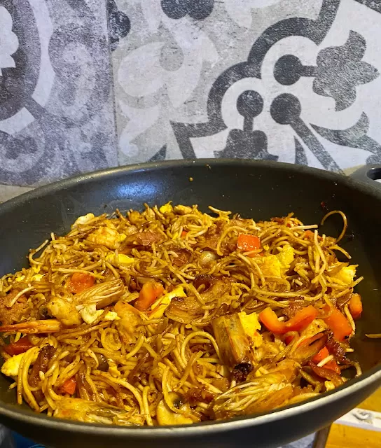 Chilli chicken, Hakka noodles, Moghlai paratha mutton biryani with extra alu. What’s Durga Pujo in Kolkata without a Chinese or a Moghlai ‘feast?’