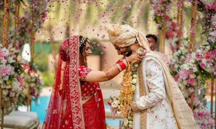 bride-groom-varmala-exchange.jpg
