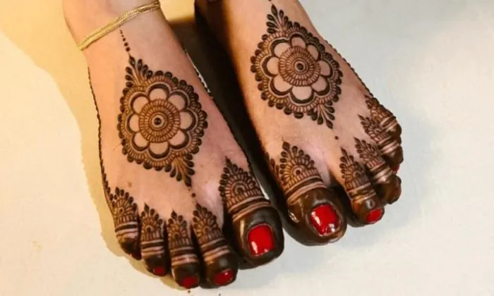 Minimal Anklet Foot Mehndi Design Minimal Anklet Foot Mehndi Design