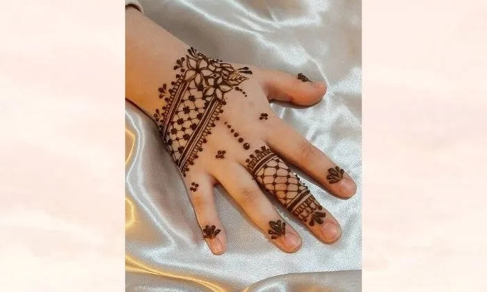 Net Style Finger Mehendi Design for Kids