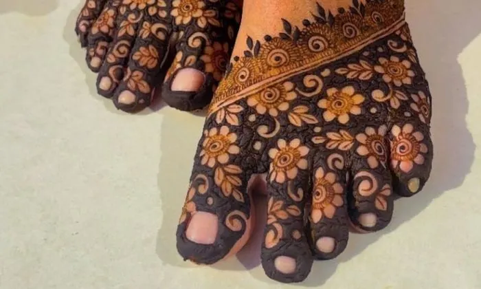 Dark Arabic Foot Mehndi Design Dark Arabic Foot Mehndi Design